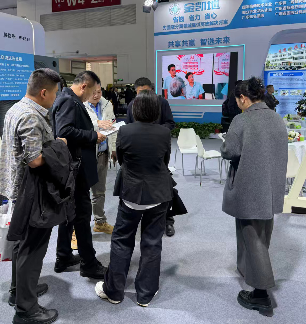 展會現場龐經理與客戶合影